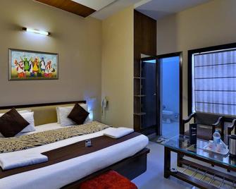 Hotel Maharani Regency - Zerakpur - Slaapkamer