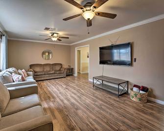Updated Family Home - 2 Blocks to Colorado River! - Bullhead City - Living room