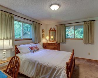 Relaxing dog-friendly house with private yard & entertainment - walk to the beach - Bainbridge Island - Bedroom