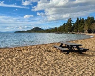 Holiday Inn Express South Lake Tahoe by IHG - South Lake Tahoe - Beach