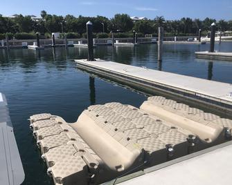 Rent A 2 Bed / 2 Bath Villa In Alice Town, North Bimini (Includes 50' Dock Slip) - Alice Town - Pool