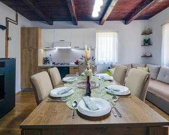 2 bedroom lovely home in Duga Resa - Duga Resa - Dining room