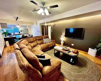Zoe Resort The Sunset Village Okinawa Chatan - Chatan - Wohnzimmer