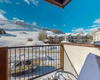 2nd-floor mountain-view condo with sauna, balcony, kitchen - walk to lifts - Crested Butte - Balcony