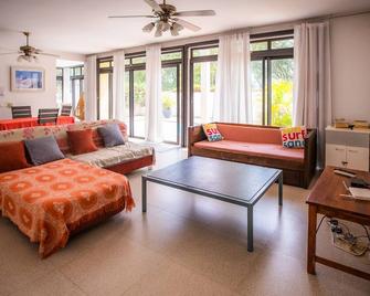 Villa Simone: Sun-lit, spacious & modern beach villa (with private pool & wifi) - Belle Mare - Salon
