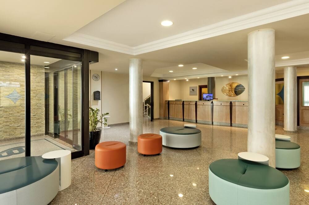 رينا هوتل - الغيرو - ردهة