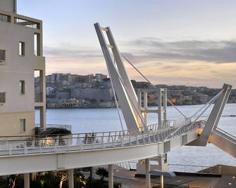 Modern 1BR Sliema Stay Steps from the Sea - Sliema - Balcony