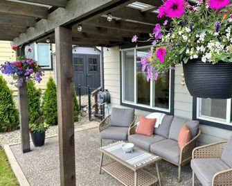 The Sunrise Suite: Bright | Modern | 10min from beaches, wineries, airport & UBC - Lake Country - Innenhof