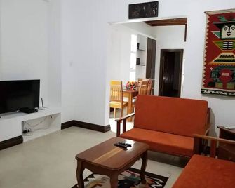 Apartment with King bed in the center, sugar city! - Orange Walk - Sala de estar