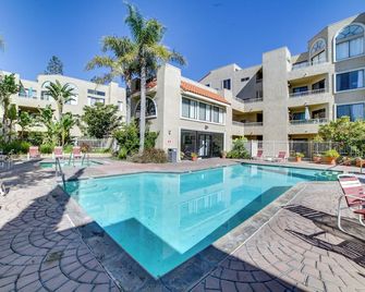 1 Mi to the Ocean Long Beach Condo with Pool Access - Long Beach - Pool