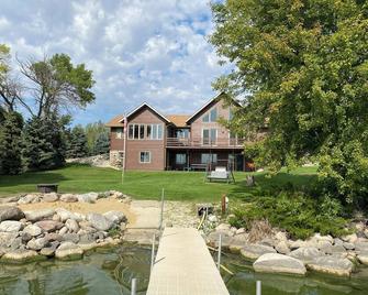 Waterfront Big Stone Lake Home w/Dock & Views - Ortonville - Edificio