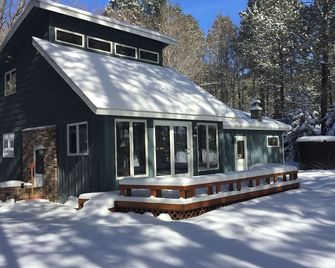 Northwoods lake home with gentle slope to clear lake with sandy beach - Solon Springs - Edificio