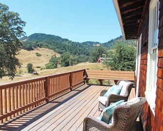 Historic Cottage at Ridgewood Ranch, Home of Seabiscuit - Willits - Balkon