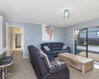 47 Hooper Ave Pukekohe, Sleeps 13 - Pukekohe - Living room
