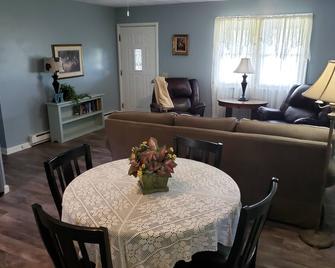 Corner Cottage near Hocking Hills, WNF, Ohio University, and Hocking College - Nelsonville - Dining room