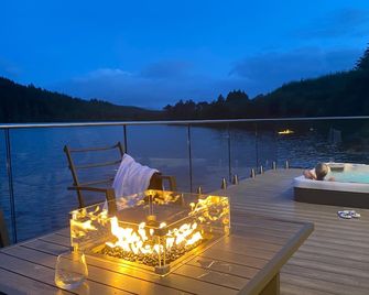 Loch side property with private hot tub and own Loch - Plockton