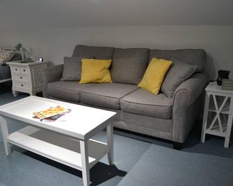 Charming studio in peaceful Long Beach with AC - Long Beach - Sala de estar