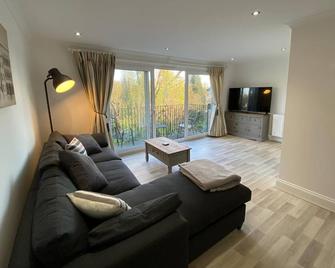 Whitehouse Holiday Lettings - St. Neots - Living room