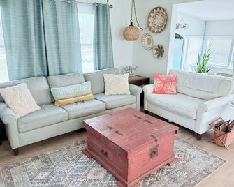 Peaceful water front retreat welcome to Sozo cabin! - Warsaw - Living room