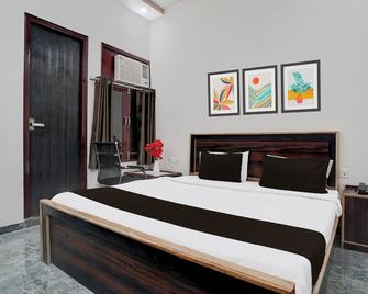 OYO 702443 Nidhivan Dham - Mathura - Bedroom