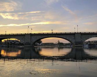Walk to Lake, Dining and Shops Lake Havasu Condo - Lake Havasu City - Pool