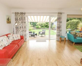 Ivys Place, Pet Friendly, Character Holiday Cottage In Highcliffe - Christchurch - Pokój dzienny