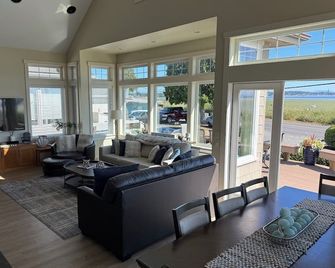Exclusive Birch Bay Waterfront Retreat: Serene Private Beach Oasis! - Blaine - Obývací pokoj