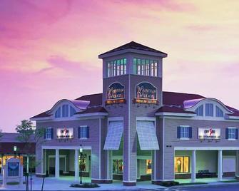 Best for Unwinding! Free Breakfast, 2 Convenient Units w/ Free Parking! - Foxborough - Gebouw