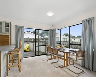 Hit The Beach - Waitarere Beach Holiday Home - Levin - Essbereich