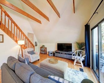 Lakefront A-Frame Cottage with Kayaks & Fire Pit - Lexington - Wohnzimmer