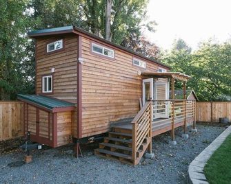 Modern Urban Tiny House w/ 2BR near Airport and Transportation-Private Setting - Des Moines - Building