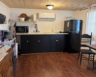 Cozy Hillside Cabin - Charming 1-bedroom tiny house cabin on a peaceful hill. - Clanton - Kitchen