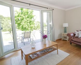 Orchard Cottage, Holywell - Holywell - Living room