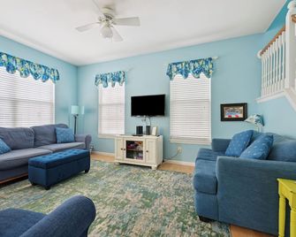 Beautiful home in Chautauqua community - linens, parking, washer Included - Marblehead - Sala de estar