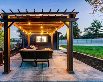 The Cozy Cabin: Riverton Retreat - Riverton - Patio