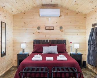 Seneca Hideaway/Romantic Getaway Cabin/Hot Tub - Geneva