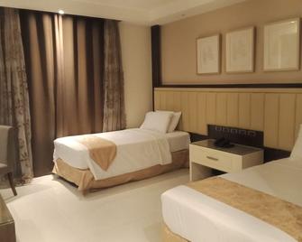 Crown Royale Hotel - Balanga - Bedroom