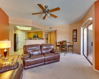 3 Mi to Westgate District Condo with Pool Access - Phoenix - Sala de estar