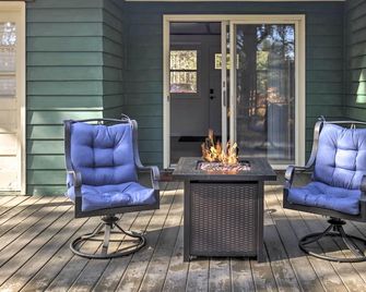 Eagle River Winter Cabin w/ Fire Pits & Trails - Eagle River - Binnenhof