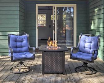 Eagle River Snowmobile and Lakefront Escape - Eagle River - Binnenhof