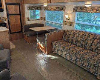 Springdale Trailer at Bon Echo Family Campground | Rustic Stay w/ Beach Access - Cloyne - Living room