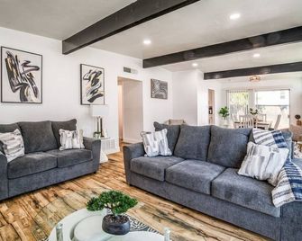 Mid-Century Home with Pool in Madera - Madera - Living room