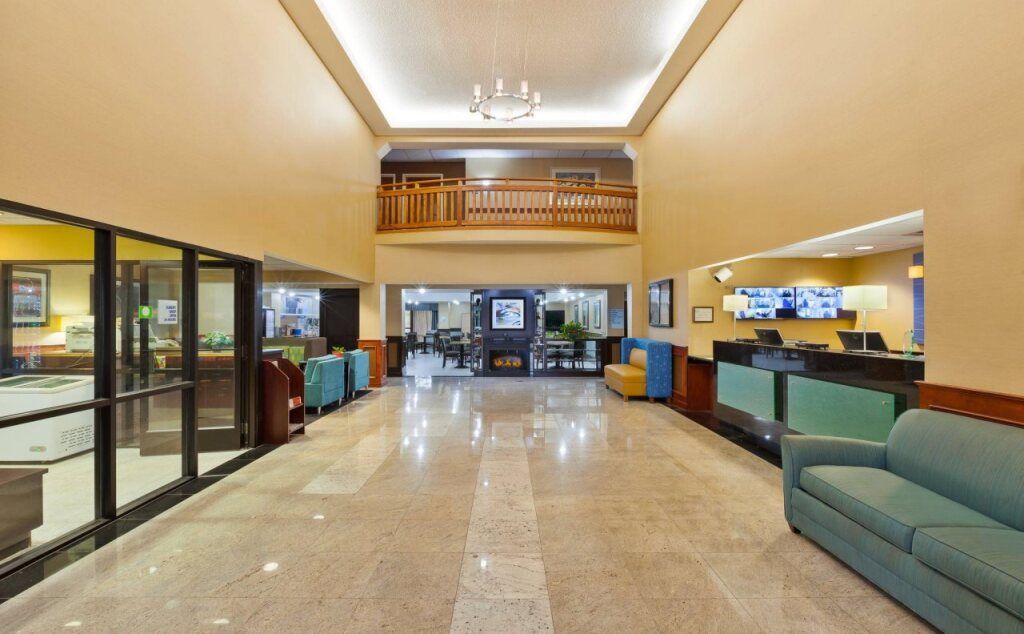 Holiday Inn Express & Suites Canton By IHG - Canton - Lobby