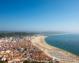 Refugio Da Muralha - By Sch - Nazaré - Strand