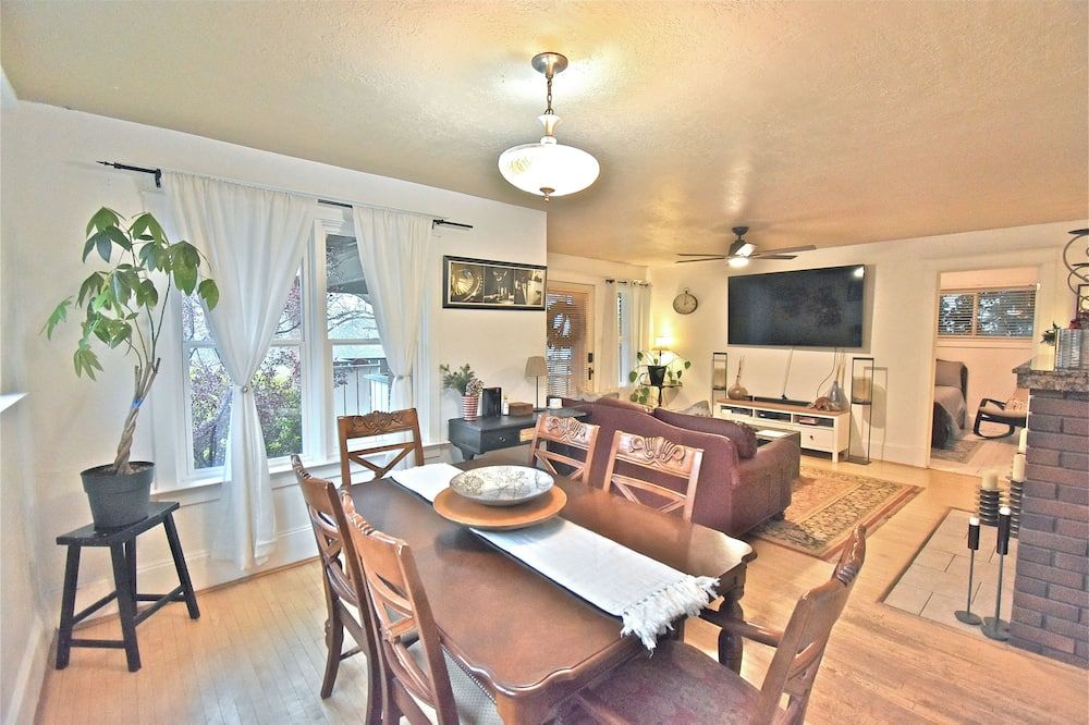 Spacious Sugarhouse Home- Close to Downtown & the Mtns. Dog Friendly! - Salt Lake City - Dining room