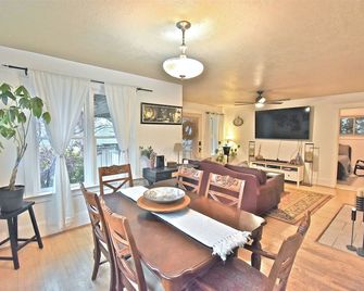 Spacious Sugarhouse Home- Close to Downtown & the Mtns. Dog Friendly! - 솔트레이크시티 - 다이닝룸