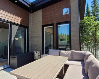 Vivez l'expérience de la vie à la montagne dans notre chaleureux chalet! - Thetford Mines - Патіо
