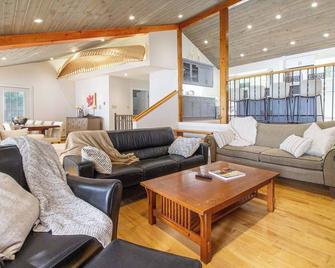 Three Paddles - Three Bedroom Cottage, Sleeps 6 - Kawartha Lakes - Living room