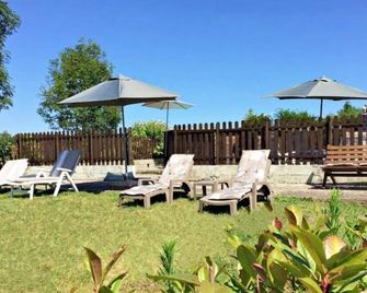 La Peruse Gite de caracterecavec piscine - 1 bedrooms - Charantaise countryside - Exideuil - Patio