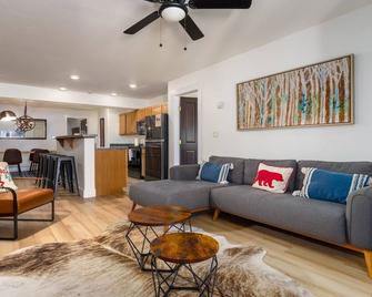 Perfect Location In The Heart Of Downtown Steamboat - Steamboat Springs - Living room